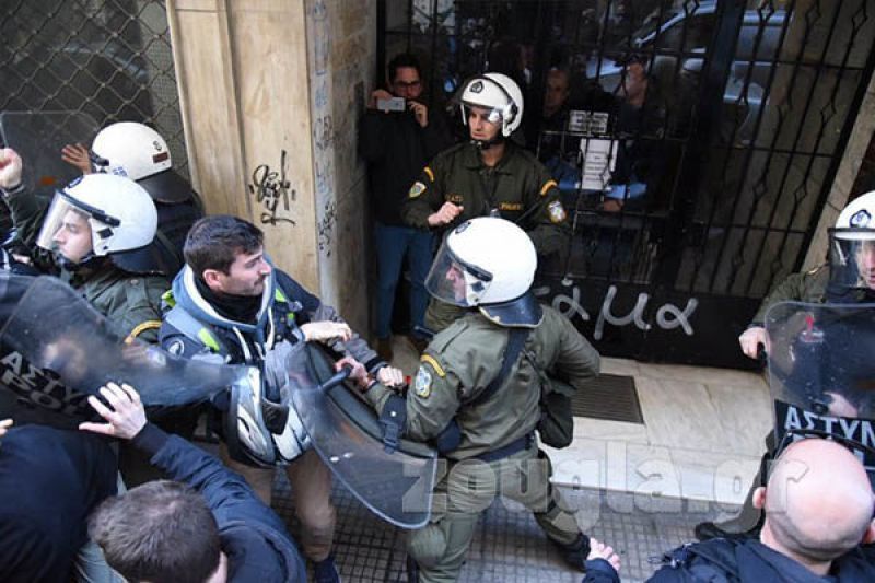 Κολωνάκι: Ένταση και χημικά σε συγκέντρωση κατά των πλειστηριασμών