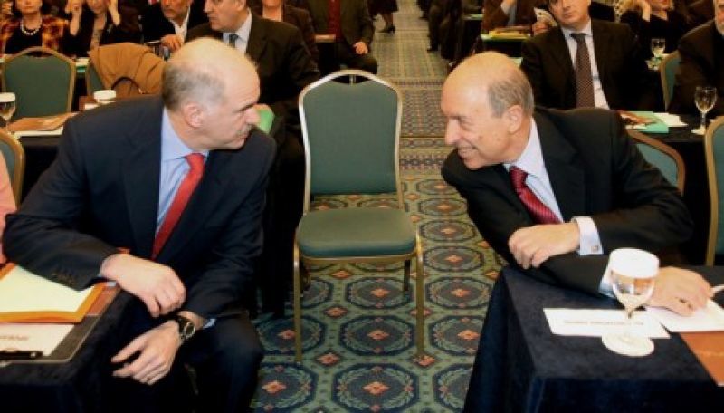 Συναντήσεις Βενιζέλου με Παπανδρέου και Σημίτη το επόμενο διήμερο