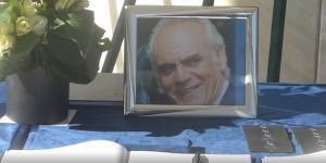 Κηδεία Τσοχατζόπουλου: Ακούστηκε ο ύμνος του ΠΑΣΟΚ, «απουσίασε» το ΚΙΝΑΛ
