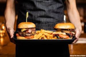 Το Burger Fest επέστρεψε: 5 must στάσεις που πρέπει να κάνεις στη «γιορτή» των burgers
