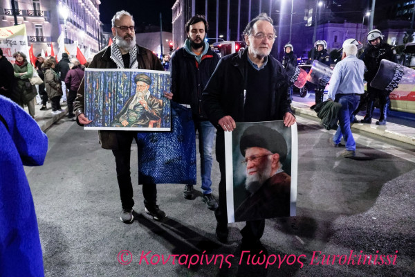 Η φωτογραφία της χρονιάς: Ο Λαφαζάνης με αφίσα Χαμενεΐ