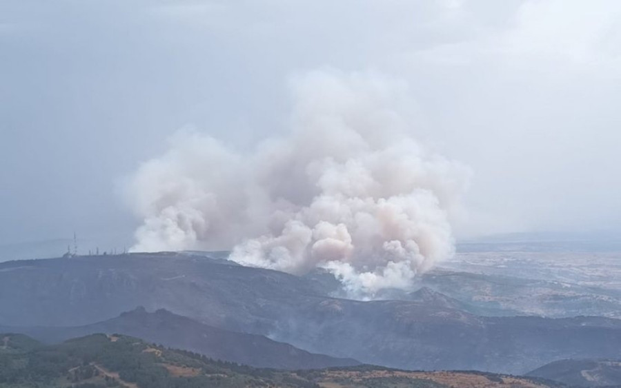 Φωτιά στη Σαρδηνία: Εγκλωβισμένοι τουρίστες λόγω ισχυρών ανέμων