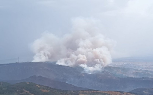 Φωτιά στη Σαρδηνία: Εγκλωβισμένοι τουρίστες λόγω ισχυρών ανέμων