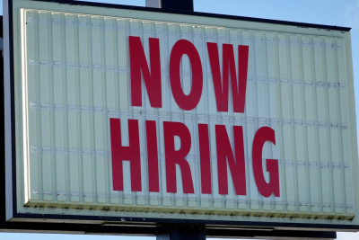ΗΠΑ: Ξεπέρασαν τις εκτιμήσεις οι νέες θέσεις εργασίας τον Φεβρουάριο
