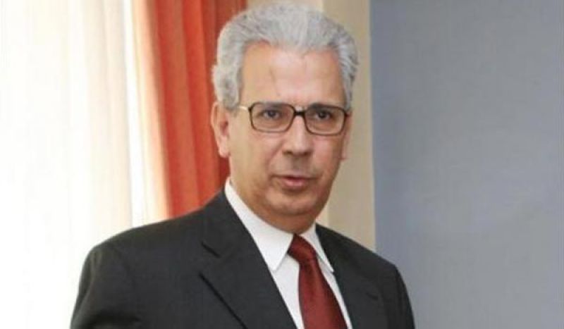 Tρέχει η κυβέρνηση να μαζέψει τη μείωση του βασικού μισθού