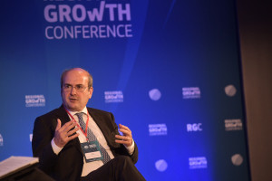 Χατζηδάκης: Καλοκαίρι του 2023 η ψηφιακή κάρτα εργασίας σε τουρισμό-εστίαση