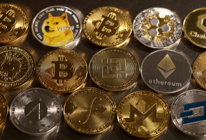 Μεικτά πρόσημα στην αγορά κρυπτονομισμάτων- «Κόλλησε» στα $35.000 το Bitcoin