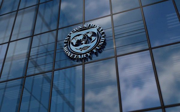 «Αστερίσκοι» του ΔΝΤ για τις δαπάνες σε μισθούς και συντάξεις
