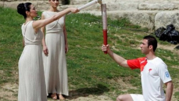 Σε δημοπρασία και οι Ολυμπιακές δάδες του Αλέξανδρου Νικολαΐδη