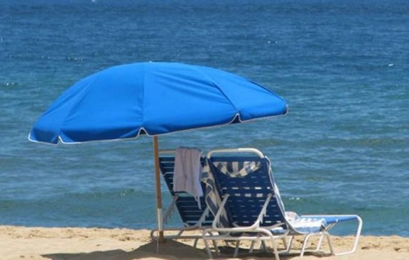 Διακοπές με το...κυάλι για τους Έλληνες- Πρώτοι παγκοσμίως σε περικοπές