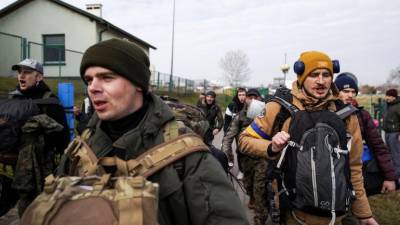 Δημοσκόπηση: Έτοιμοι να πολεμήσουν δηλώνουν οι μισοί Ουκρανοί