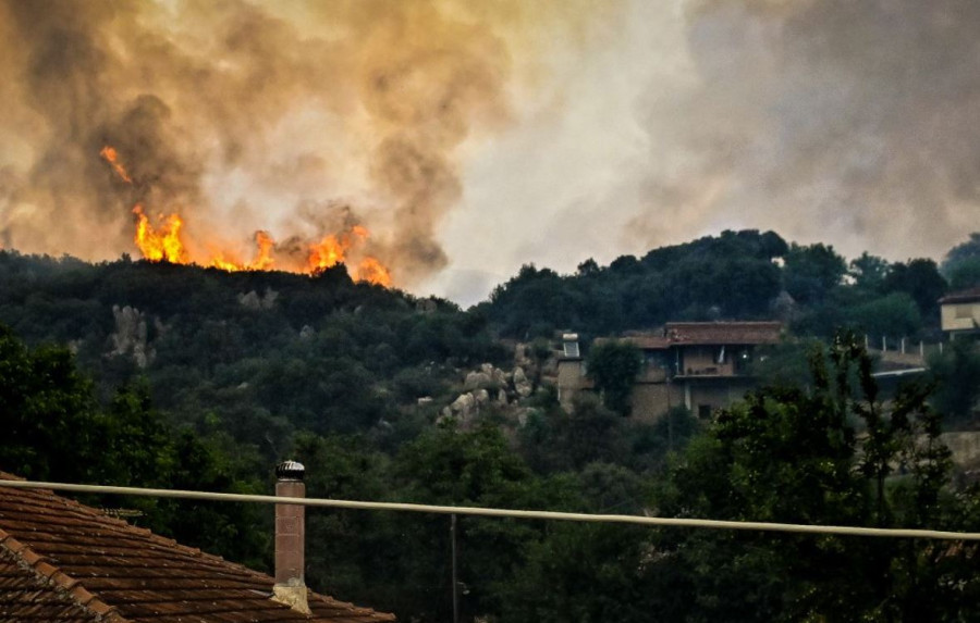 Φενεός: Νέα μεγάλη αναζωπύρωση στη φωτιά - Επιχειρούν ισχυρές δυνάμεις για τρίτη μέρα