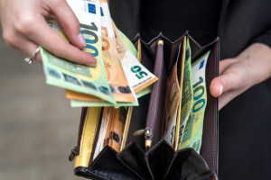 ΥΠΕΘΟ: Αύξηση μισθών και απασχόλησης «αντίδοτο» σε πληθωρισμό και ανισότητες