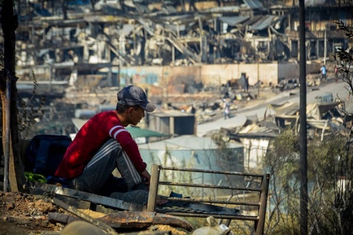 Μόρια: Χιλιάδες κοιμήθηκαν στους δρόμους-Συνεχίζονται έρευνες για τα αίτια