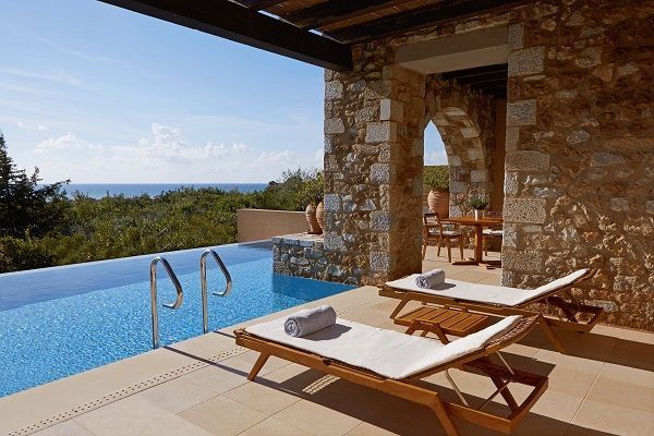 Στα κορυφαία resorts της Ευρώπης τα ξενοδοχεία της Costa Navarino