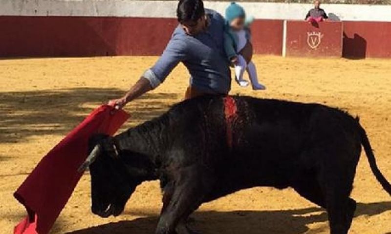 Σοκ:Ταυρομάχος μπήκε στην αρένα με το παιδί του!