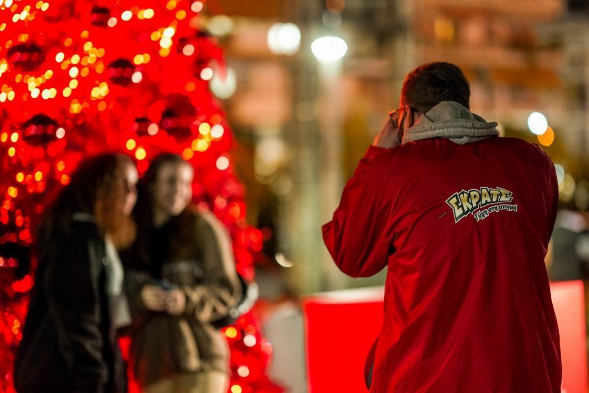 Χριστουγεννιάτικα κλικ κάτω από το κατακόκκινο δέντρο του ΣΚΡΑΤΣ