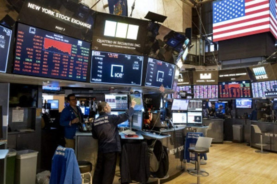 Χρέος και επιτόκια ταράζουν τα «νερά» της Wall Street