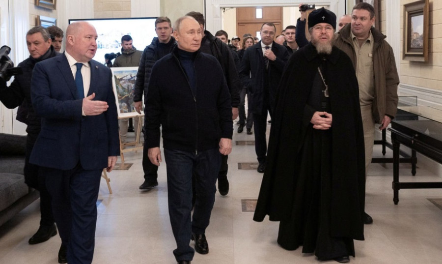 Δεν πτοείται ο Πούτιν- Αιφνιδιαστική επίσκεψη στην Κριμαία