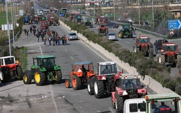 Αγρότες: Αποχωρούν από τα Τέμπη και υπόσχονται συνέχεια των κινητοποιήσεων