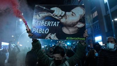 Ισπανία: Μεγάλες διαδηλώσεις για την απελευθέρωση του ράπερ Pablo Hasel