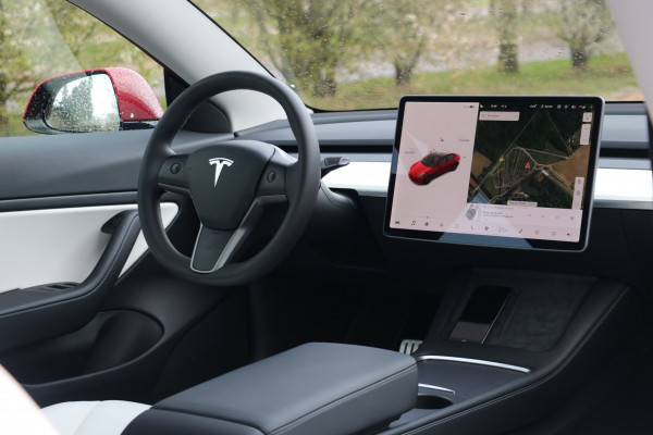 Tesla: Στόχος να αυξήσει την παραγωγή ως δέλεαρ
