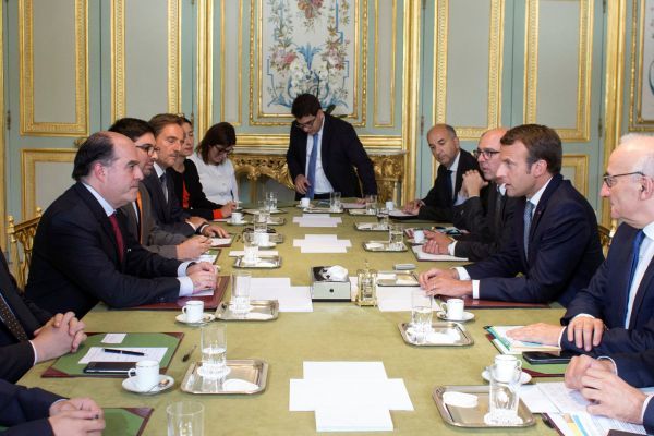 Μακρόν: Συνάντηση με τον πρόεδρο του κοινοβουλίου της Βενεζουέλας