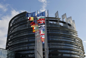 Ευρωβουλή: Ζητά πιο ανταγωνιστική ΕΕ με σεβασμό σε κοινωνικά-εργασιακά πρότυπα