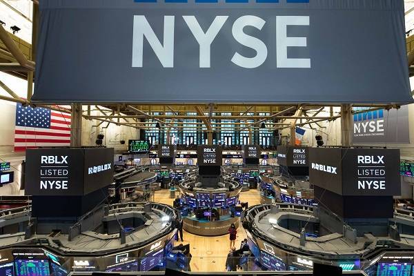 Wall Street: Επιστροφή στα κέρδη με αρωγό την απασχόληση