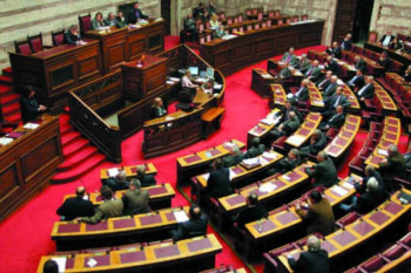 Ψήφος εμπιστοσύνης στην κυβέρνηση σε μία επεισοδιακή συνεδρίαση - Aποδοκιμασίες από τους "Αγανακτισμένους" - Τι λένε τα διεθνή ΜΜΕ - Αισιοδοξία από Μπαρόζο, Μέρκελ