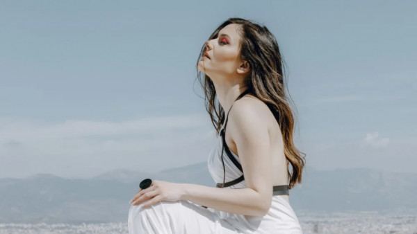 «Les amants de Teruel»: Η Αλεξάνδρα Κόνιακ ερμηνεύει Μίκη Θεοδωράκη