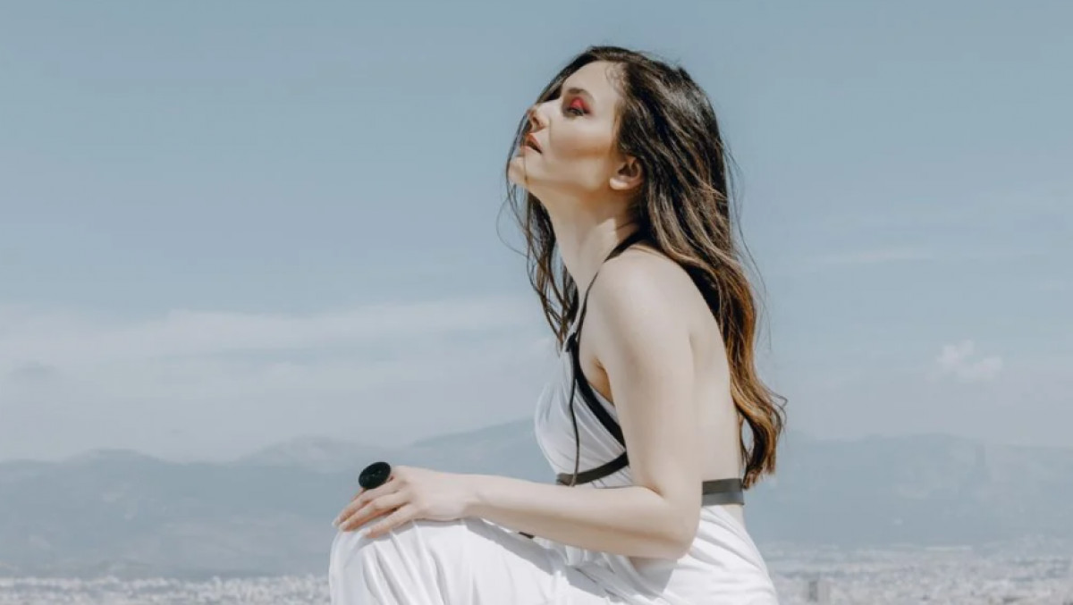 «Les amants de Teruel»: Η Αλεξάνδρα Κόνιακ ερμηνεύει Μίκη Θεοδωράκη