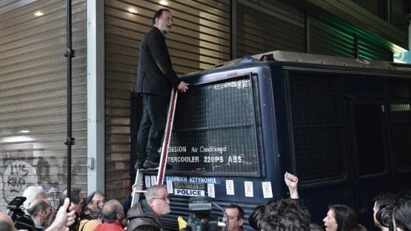 Πλειστηριασμοί με ΜΑΤ, τον Λαφαζάνη στη σκάλα και... υπόκρουση Σφακιανάκη