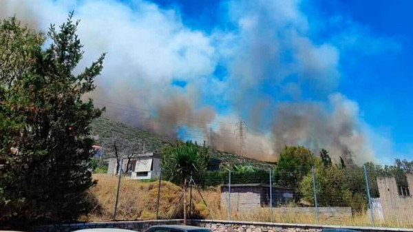 Φωτιά στον Κουβαρά: Καίγονται σπίτια- Νέο μήνυμα από το 112