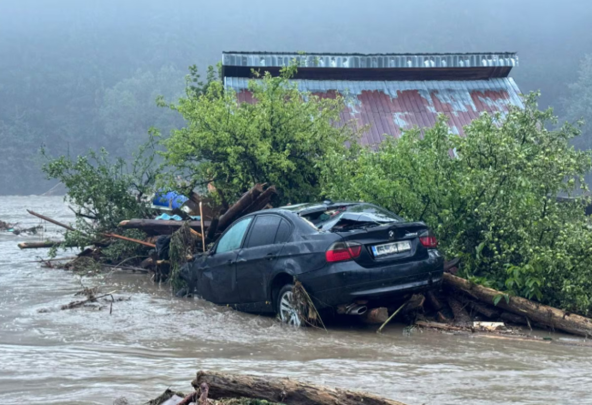 Τρεις νεκροί και εκτεταμένες καταστροφές από φονικές πλημμύρες στην ανατολική Ρουμανία