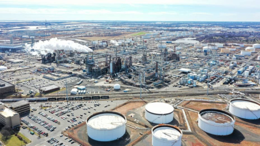 «Εκτινάσσεται» άνω του 4% το πετρέλαιο- «Βουτιά» για φυσικό αέριο