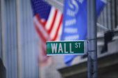 Οριακές απώλειες στη Wall Street λόγω FED