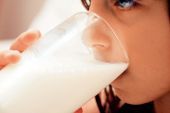 4 γαλακτοβιομηχανίες έσπασαν το "φράγμα" των 5 ημερών στο γάλα, αλλά οι τιμές δεν πέφτουν!