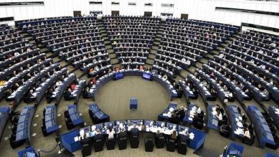 Τριάντα λογοτέχνες κρούουν τον κώδωνα του κινδύνου ενόψει ευρωεκλογών