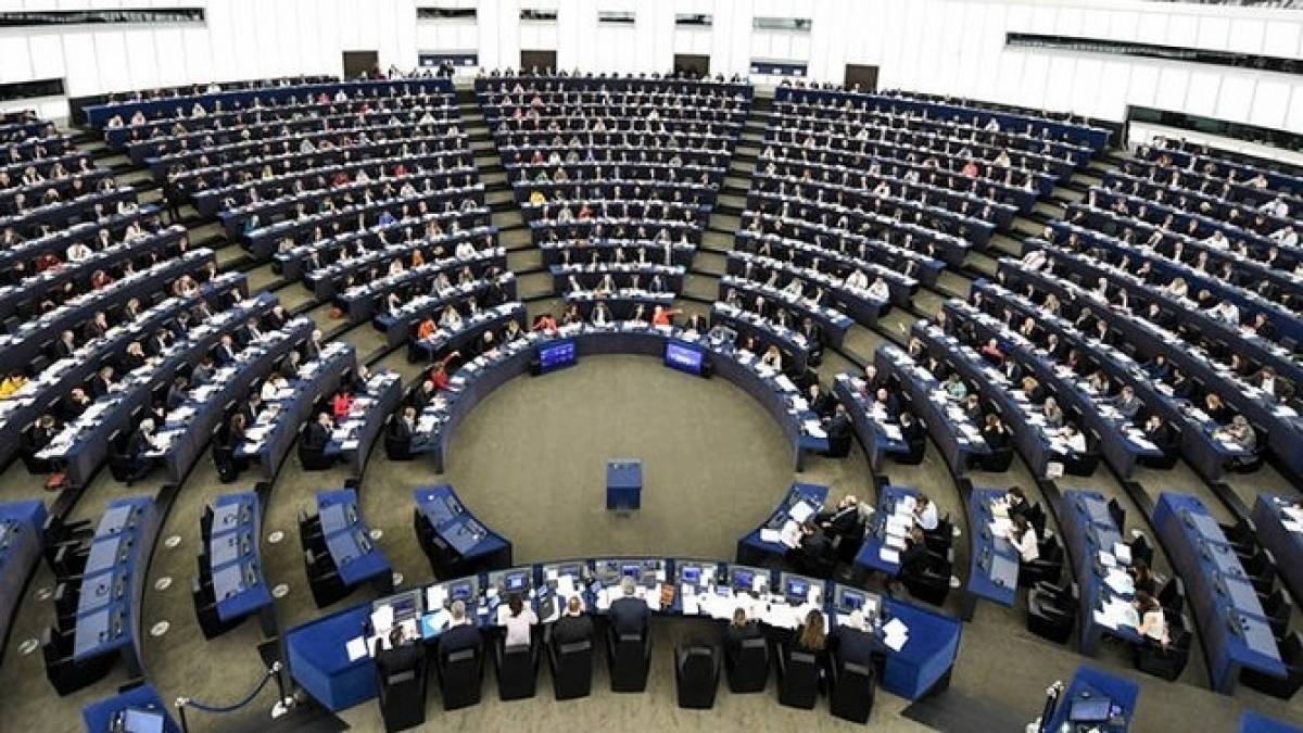 Τριάντα λογοτέχνες κρούουν τον κώδωνα του κινδύνου ενόψει ευρωεκλογών