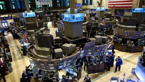 Πληθωριστικές πιέσεις δέχθηκε η Wall Street- Νέο «άλμα» στα ομόλογα