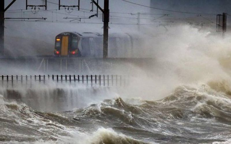 Βρετανία: Δυο νεκροί και πολλοί τραυματίες από την κακοκαιρία
