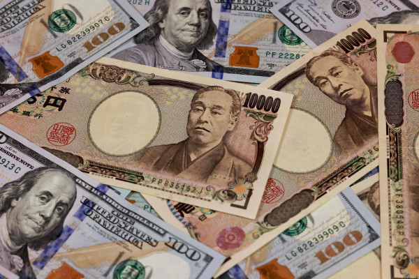 Υποχωρεί το γιεν μετά την απόφαση της Τράπεζας της Ιαπωνίας