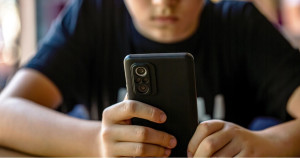 Η Γαλλία βάζει «κόφτη» στα social media για παιδιά κάτω των 15 — Μια ευρωπαϊκή καμπή