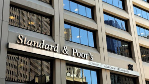 S&P: Αντιμέτωπες με σημαντικές προκλήσεις οι ελληνικές τράπεζες