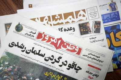 Πανηγυρίζει ο ιρανικός Τύπος για την επίθεση στον Σαλμάν Ρούσντι