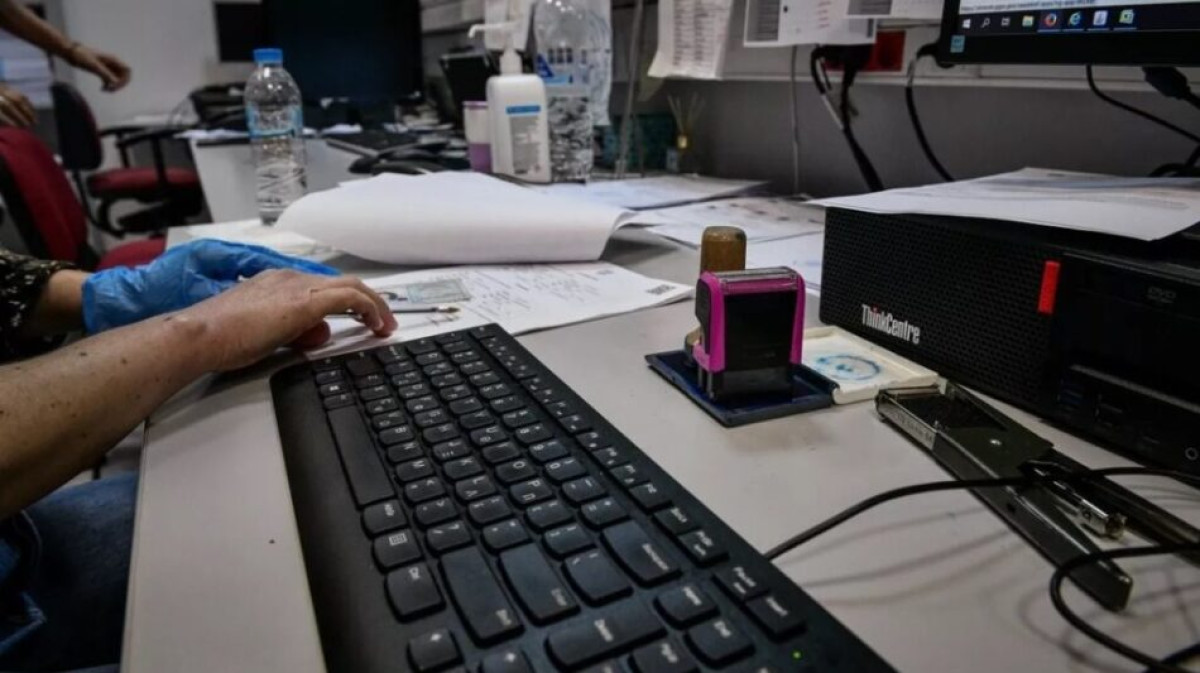 Πώς θα γίνουν οι αυξήσεις στους μισθούς των δημοσίων υπαλλήλων