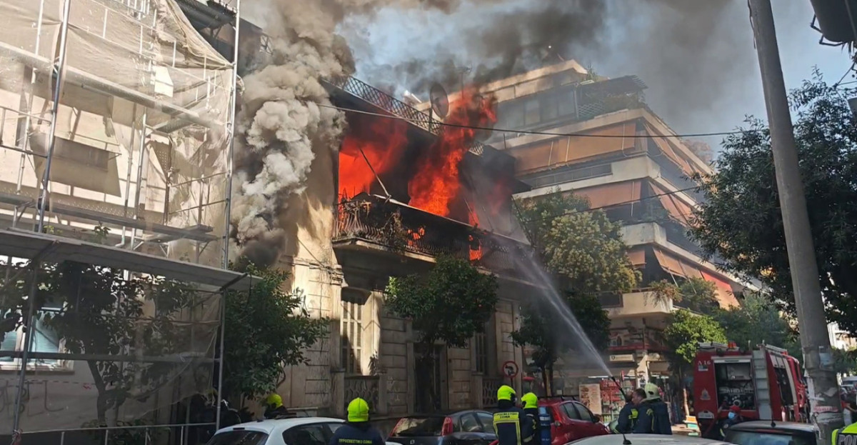 Καλλιθέα: Πυρκαγιά σε διώροφο κτίριο – Δύο τραυματίες στο νοσοκομείο