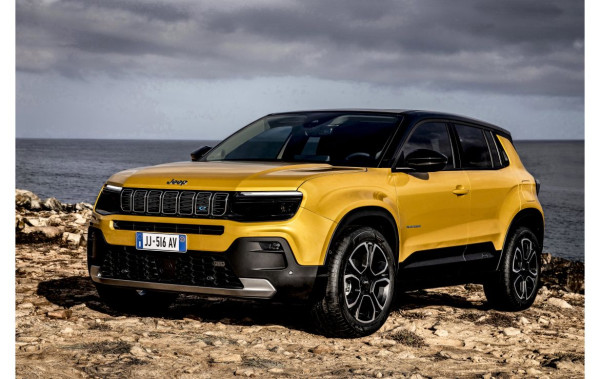 Jeep® Avenger: Το πρώτο αμιγώς ηλεκτρικό Jeep δείχνει τι μπορεί να κάνει -και- εκτός δρόμου
