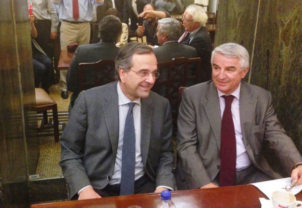 Σαμαράς: Πολιτικό "μασάζ" σε γαλάζιους βουλευτές στο καφενείο της Βουλής, λίγο πριν την ψήφιση του προϋπολογισμού